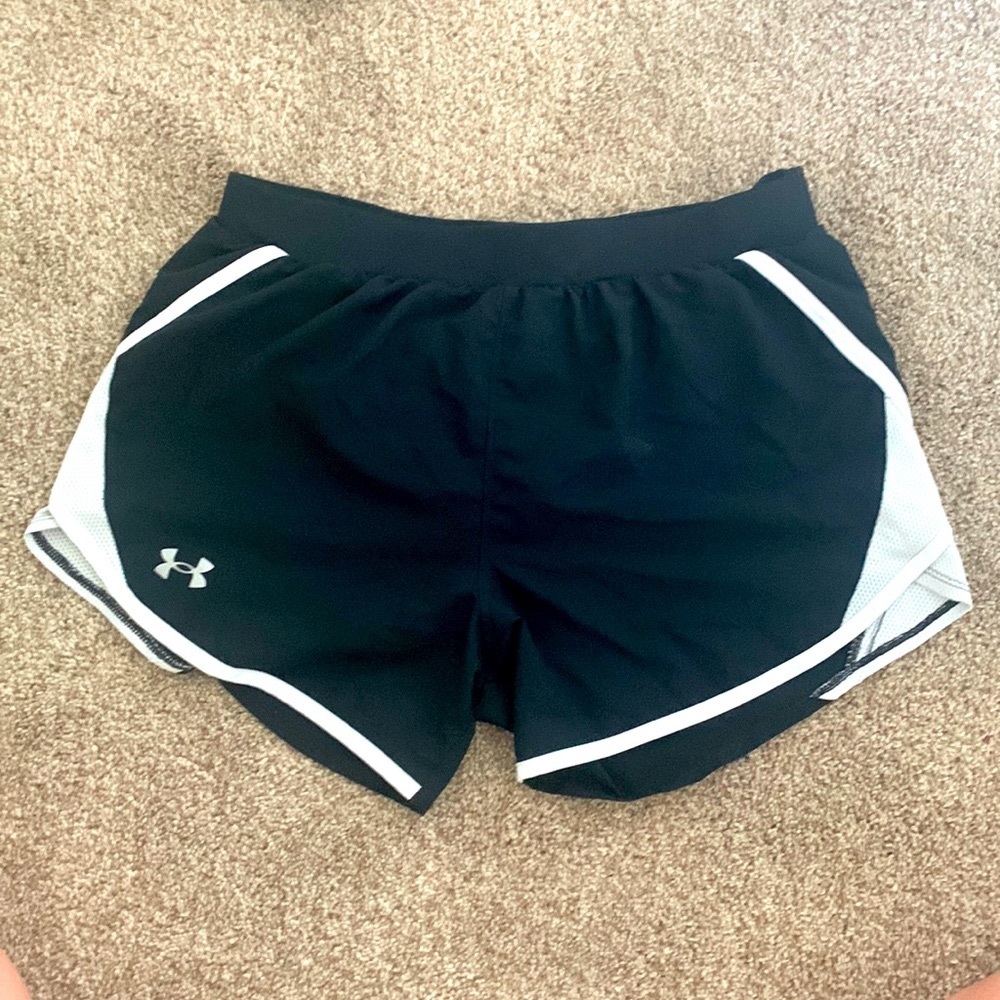 Black and white under armor lined shorts